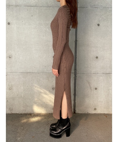 ENVYM（アンビー）の「バックツイストロングニットＯＰ（ワンピース・レディース・ブラック/モカ・FREE）」の9枚目の写真