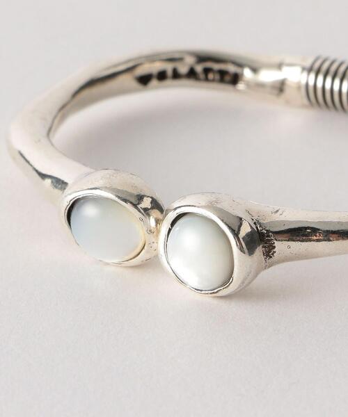 VELATTI（ヴェラッティ）の「＜VELATTI＞２ストーン バングル（バングル/リストバンド・レディース・シルバー・FREE）」の3枚目の写真