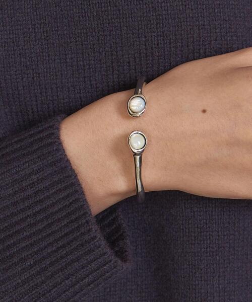 VELATTI（ヴェラッティ）の「＜VELATTI＞２ストーン バングル（バングル/リストバンド・レディース・シルバー・FREE）」の6枚目の写真