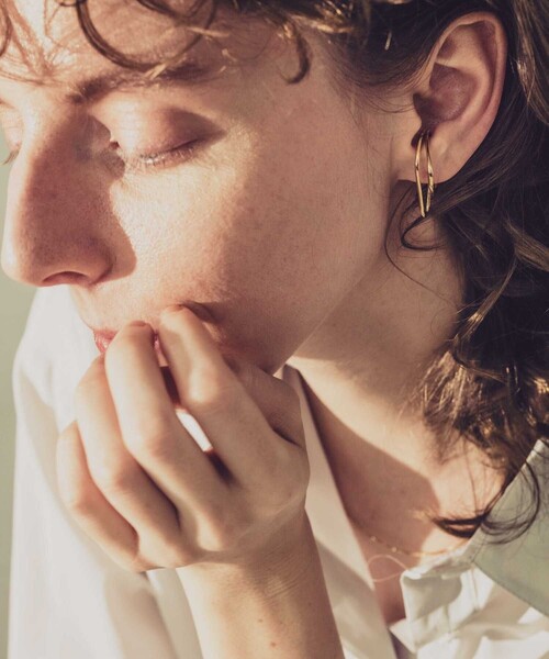 and cloud（アンドクラウド）の「Double Line Earcuff（イヤーカフ・レディース・シルバー/ブラック/イエローゴールド・FREE）」の10枚目の写真