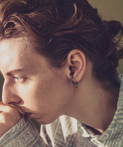 and cloud（アンドクラウド）の「Double Line Earcuff（イヤーカフ・レディース・シルバー/ブラック/イエローゴールド・FREE）」の12枚目の写真