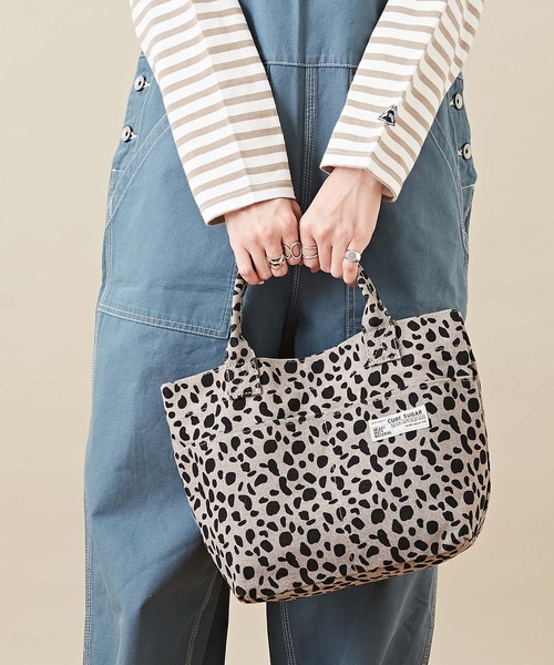 ヒョウ柄キャンバスハンドバッググレー系 CUBE SUGAR（キューブシュガー）の「ヒョウ柄 キャンバス トートバッグ