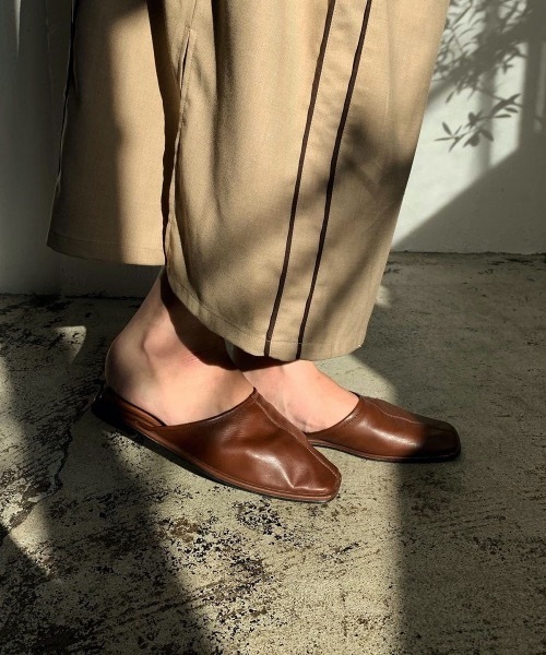 Amiur（エミレ）の「stitch flat mule（その他シューズ・レディース・ブラウン/ブラック・S/M/L）」の2枚目の写真