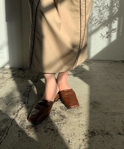 Amiur（エミレ）の「stitch flat mule（その他シューズ・レディース・ブラウン/ブラック・S/M/L）」の4枚目の写真