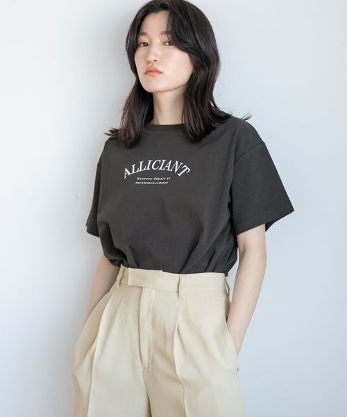 LOWRYS FARM（ローリーズファーム）の「ロゴプリントＴシャツ　267764（Tシャツ/カットソー・レディース・アイボリー/オフホワイト/チャコールグレー/グリーン・FREE）」の4枚目の写真