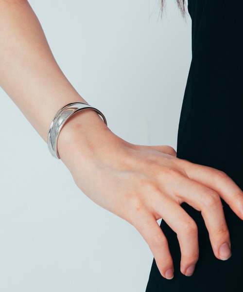 COLOR TOKYO ACCESSORIES(カラートウキョウアクセサリー)の「ニュアンスメタルバングル(バングル/リストバンド・レディース・Silver/GOLD ・FREE)」の6枚目の写真
