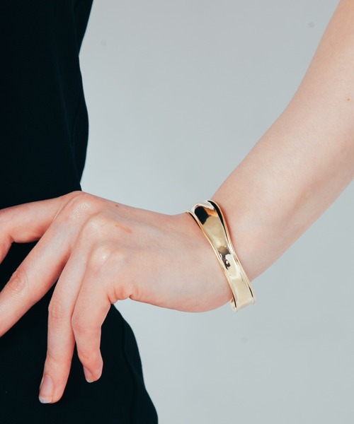 COLOR TOKYO ACCESSORIES(カラートウキョウアクセサリー)の「ニュアンスメタルバングル(バングル/リストバンド・レディース・Silver/GOLD ・FREE)」の11枚目の写真