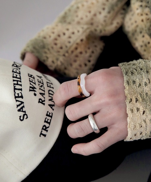 UNE MANSION（ユヌマンション）の「ホマイカウェーブリングセット（リング・レディース・ホワイト/スカイブルー/パープル/グレー/ピンク/イエロー/ブルー/グリーン・ONE SIZE）」の2枚目の写真