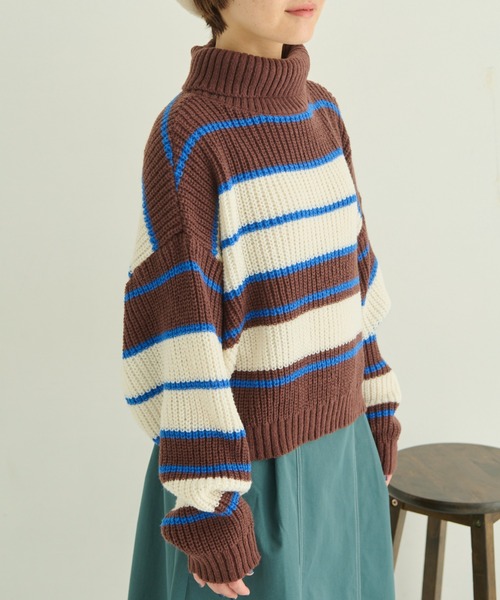 MERLOT（メルロー）の「マルチボーダータートルニット（ニット/セーター・レディース・オレンジ/ブラウン/ナチュラル・FREE）」の2枚目の写真