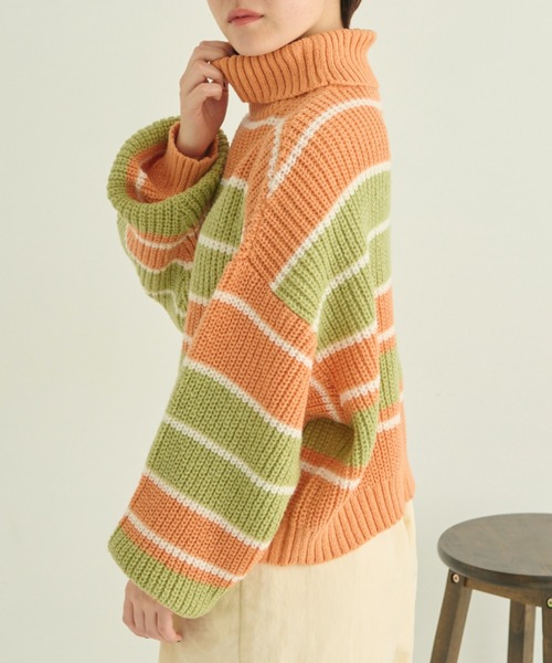 MERLOT（メルロー）の「マルチボーダータートルニット（ニット/セーター・レディース・オレンジ/ブラウン/ナチュラル・FREE）」の8枚目の写真