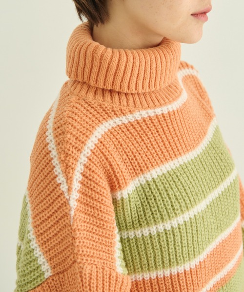 MERLOT（メルロー）の「マルチボーダータートルニット（ニット/セーター・レディース・オレンジ/ブラウン/ナチュラル・FREE）」の5枚目の写真