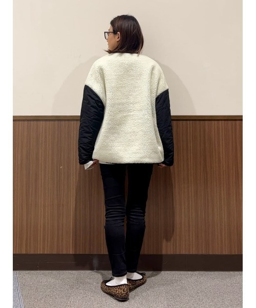 HONEYSUCKLE ROSE（ハニーサックルローズ）の「【HONEYSUCKLE ROSE】ボア切替リバージャケット（ブルゾン・レディース・ライトベージュ/ブラック・M/L）」の4枚目の写真