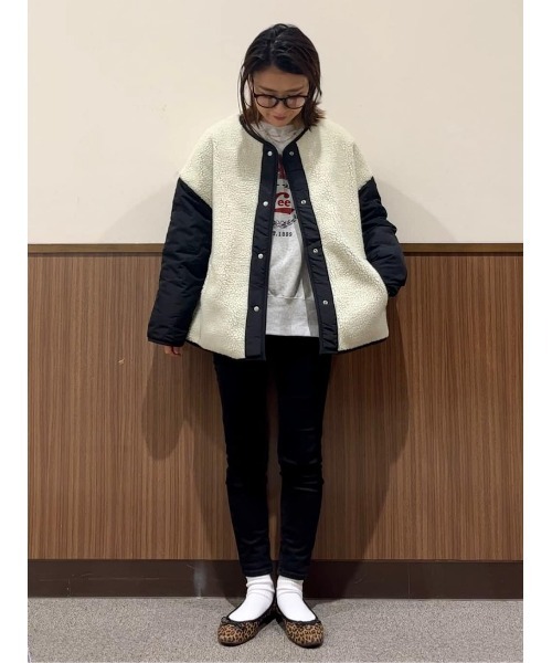 HONEYSUCKLE ROSE（ハニーサックルローズ）の「【HONEYSUCKLE ROSE】ボア切替リバージャケット（ブルゾン・レディース・ライトベージュ/ブラック・M/L）」の3枚目の写真