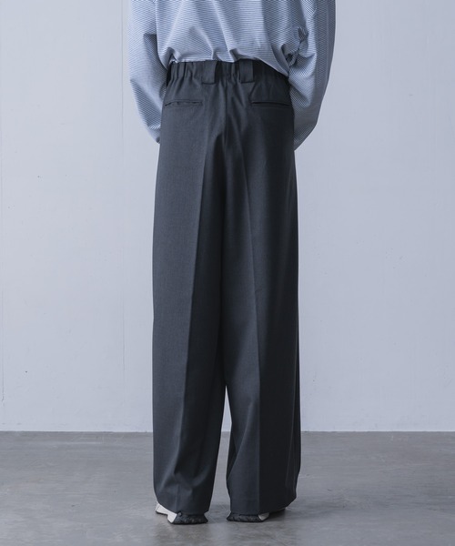 INTER FACTORY（インターファクトリー）の「てる - WIDE STRAIGHT SLACKS / ワイドストレートスラックス　made in INTER FACTORY（スラックス・メンズ・チャコールグレー/アイボリー/ブラック・1/2/3/4）」の4枚目の写真