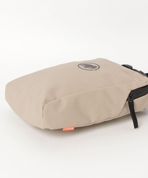 Mammut(マムート)の「【撥水】セオン ポーチ / Seon Pouch / ショルダーバッグ(ショルダーバッグ・メンズ・ベージュ・2L)」の2枚目の写真