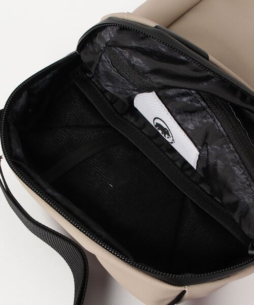 Mammut(マムート)の「【撥水】セオン ポーチ / Seon Pouch / ショルダーバッグ(ショルダーバッグ・メンズ・ベージュ・2L)」の4枚目の写真