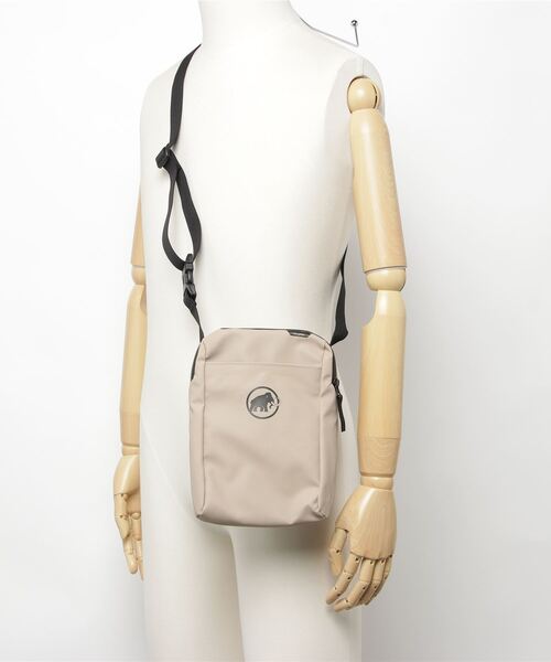 Mammut(マムート)の「【撥水】セオン ポーチ / Seon Pouch / ショルダーバッグ(ショルダーバッグ・メンズ・ベージュ・2L)」の5枚目の写真