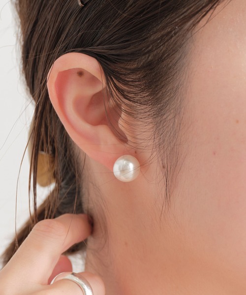 Omekashi（オメカシ）の「シンプルパールピアス（ピアス（両耳用）・レディース・オフホワイト・ONE SIZE）」の4枚目の写真