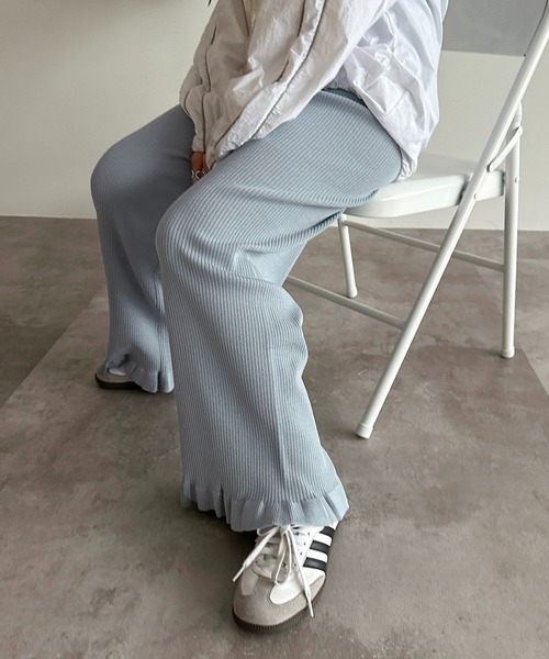 apres jour mignon（アプレジュールミニョン）の「裾フリルニットパンツ【ZOZOTOWN限定アイテム】（その他パンツ・レディース・グリーン系その他/アイボリー/ブラック/パープル/ブルー/レッド/ライトグレー・MEDIUM/X-LARGE/SMALL）」の5枚目の写真