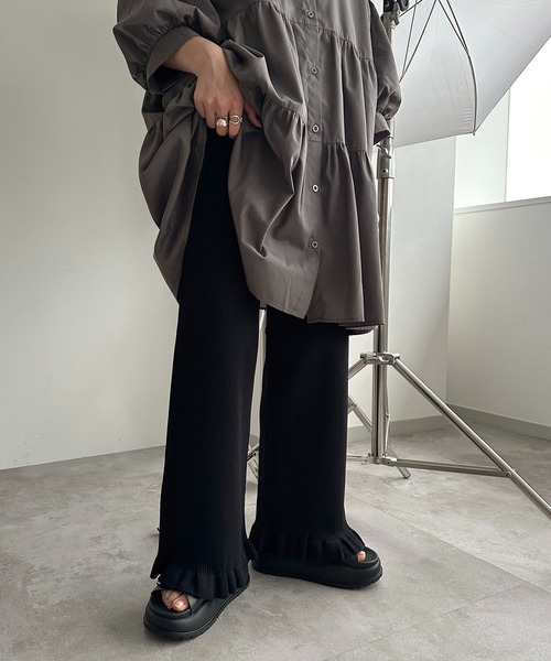 apres jour mignon（アプレジュールミニョン）の「裾フリルニットパンツ【ZOZOTOWN限定アイテム】（その他パンツ・レディース・グリーン系その他/アイボリー/ブラック/パープル/ブルー/レッド/ライトグレー・MEDIUM/X-LARGE/SMALL）」の2枚目の写真