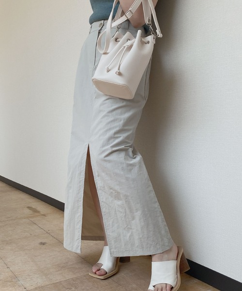 Reurie'(レウリィ)の「【ZOZO限定】ナイロンフロントスリットスカート / ストレート ロング丈 前スリット グレージュ グレー ブラック ロングスリット ペンシル Iライン(スカート・レディース・ブラック/グレー・FREE)」の9枚目の写真