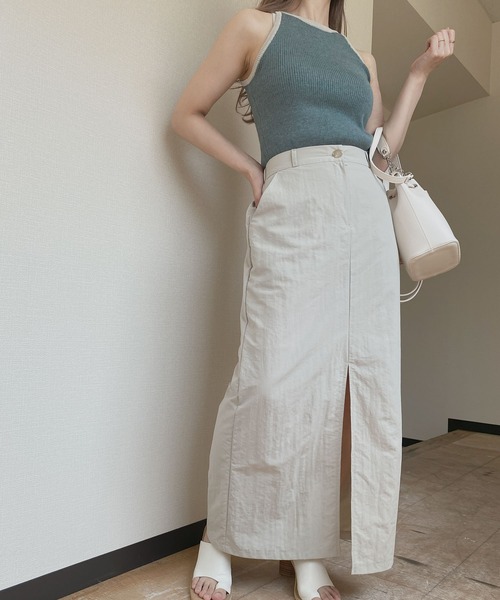 Reurie'(レウリィ)の「【ZOZO限定】ナイロンフロントスリットスカート / ストレート ロング丈 前スリット グレージュ グレー ブラック ロングスリット ペンシル Iライン(スカート・レディース・ブラック/グレー・FREE)」の4枚目の写真