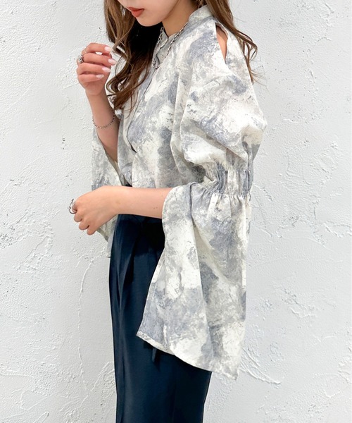 apres jour mignon（アプレジュールミニョン）の「オープンショルダー袖スリットブラウス【ZOZOTOWN限定アイテム】（シャツ/ブラウス・レディース・ホワイト系その他/ブラック/グレー/ブラック系その他・X-LARGE/フリー）」の4枚目の写真