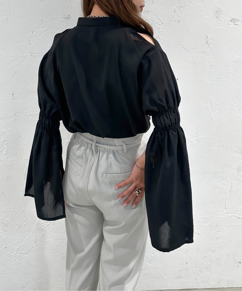 apres jour mignon（アプレジュールミニョン）の「オープンショルダー袖スリットブラウス【ZOZOTOWN限定アイテム】（シャツ/ブラウス・レディース・ホワイト系その他/ブラック/グレー/ブラック系その他・X-LARGE/フリー）」の14枚目の写真