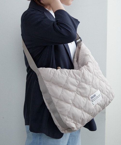 BROWN THEATRE PRODUCTS（ブラウンシアタープロダクツ）の「【BROWN THEATRE PRODUCTS別注】キルティングワンショルダーバッグ（ショルダーバッグ・レディース・アイボリー/ブラック/グレイッシュベージュ・FREE）」の4枚目の写真