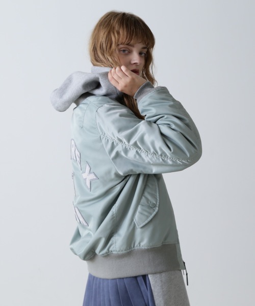 AVIREX（アヴィレックス）の「SIGNATURE LOGO MA-1/シグネチャーロゴMA-1（MA-1・レディース・ベージュ/グリーン/チャコールグレー・SMALL/MEDIUM）」の6枚目の写真