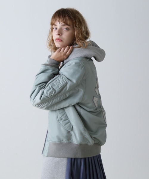 AVIREX（アヴィレックス）の「SIGNATURE LOGO MA-1/シグネチャーロゴMA-1（MA-1・レディース・ベージュ/グリーン/チャコールグレー・SMALL/MEDIUM）」の7枚目の写真