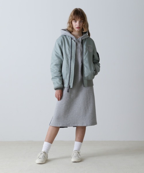 AVIREX（アヴィレックス）の「SIGNATURE LOGO MA-1/シグネチャーロゴMA-1（MA-1・レディース・ベージュ/グリーン/チャコールグレー・SMALL/MEDIUM）」の11枚目の写真