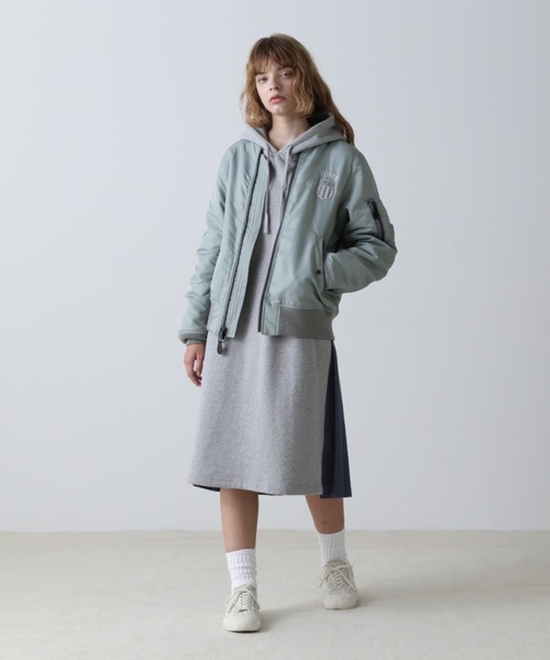 AVIREX（アヴィレックス）の「SIGNATURE LOGO MA-1/シグネチャーロゴMA-1（MA-1・レディース・ベージュ/グリーン/チャコールグレー・SMALL/MEDIUM）」の12枚目の写真