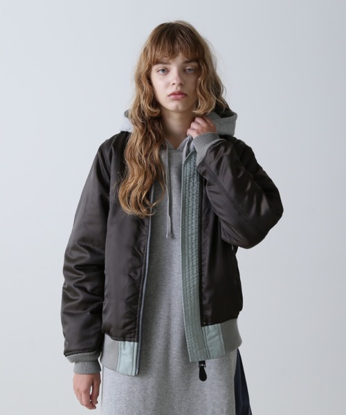 AVIREX（アヴィレックス）の「SIGNATURE LOGO MA-1/シグネチャーロゴMA-1（MA-1・レディース・ベージュ/グリーン/チャコールグレー・SMALL/MEDIUM）」の21枚目の写真