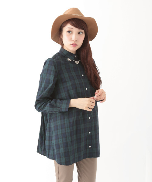 earth music&ecology(アースミュージックアンドエコロジー)の「バックプリーツシャツ(シャツ/ブラウス・レディース・ブラック/オフホワイト/グリーン系その他・FREE)」の1枚目の写真