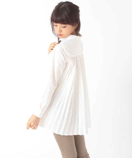 earth music&ecology(アースミュージックアンドエコロジー)の「バックプリーツシャツ(シャツ/ブラウス・レディース・ブラック/オフホワイト/グリーン系その他・FREE)」の2枚目の写真