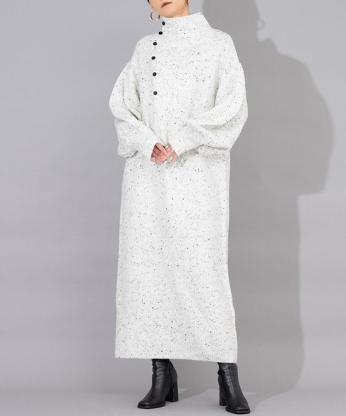 Settimissimo(セッティミッシモ)の「ハイネック ボタンデザイン ニットロングワンピース 長袖(ワンピース・レディース・オフホワイト/ブラック・M)」の2枚目の写真