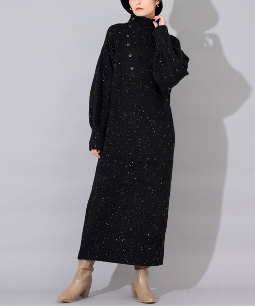 Settimissimo(セッティミッシモ)の「ハイネック ボタンデザイン ニットロングワンピース 長袖(ワンピース・レディース・オフホワイト/ブラック・M)」の1枚目の写真