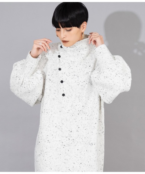 Settimissimo(セッティミッシモ)の「ハイネック ボタンデザイン ニットロングワンピース 長袖(ワンピース・レディース・オフホワイト/ブラック・M)」の9枚目の写真