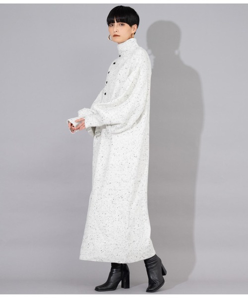 Settimissimo(セッティミッシモ)の「ハイネック ボタンデザイン ニットロングワンピース 長袖(ワンピース・レディース・オフホワイト/ブラック・M)」の6枚目の写真