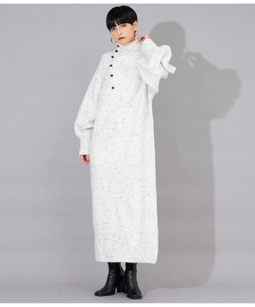 Settimissimo(セッティミッシモ)の「ハイネック ボタンデザイン ニットロングワンピース 長袖(ワンピース・レディース・オフホワイト/ブラック・M)」の5枚目の写真