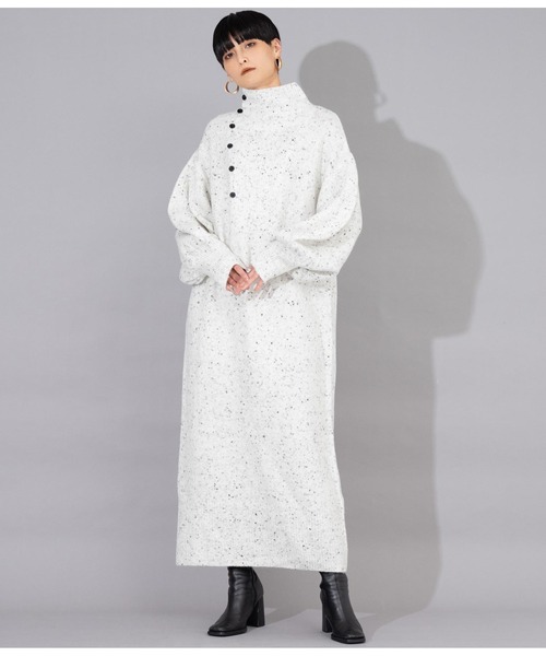 Settimissimo(セッティミッシモ)の「ハイネック ボタンデザイン ニットロングワンピース 長袖(ワンピース・レディース・オフホワイト/ブラック・M)」の4枚目の写真