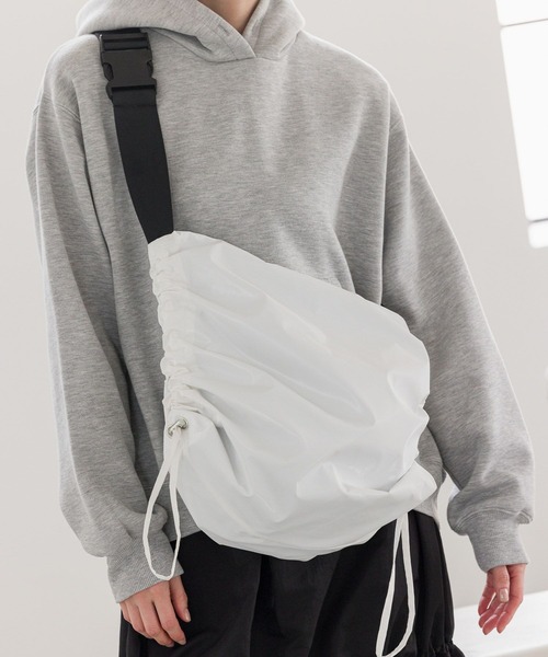 LAKOLE(ラコレ)の「サイドギャザーショルダーBAG / 991655(ショルダーバッグ・レディース・ホワイト/ブラック/シルバー/その他・FREE)」の1枚目の写真