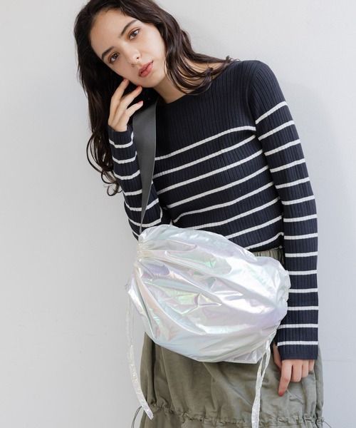 LAKOLE(ラコレ)の「サイドギャザーショルダーBAG / 991655(ショルダーバッグ・レディース・ホワイト/ブラック/シルバー/その他・FREE)」の4枚目の写真