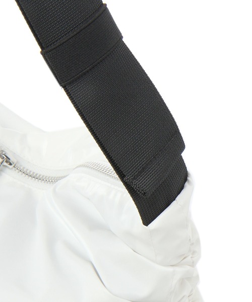 LAKOLE(ラコレ)の「サイドギャザーショルダーBAG / 991655(ショルダーバッグ・レディース・ホワイト/ブラック/シルバー/その他・FREE)」の19枚目の写真