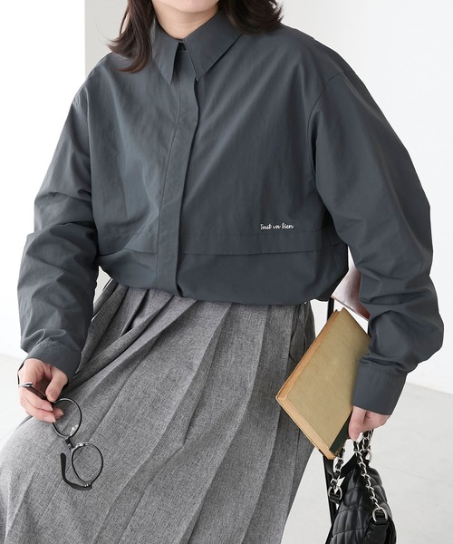 BONLECILL（ボンルシール）の「配色ロゴ刺繍入りドロストナイロンシャツ（シャツ/ブラウス・レディース・ピンク/グリーン/アイボリー/チャコールグレー・FREE）」の2枚目の写真
