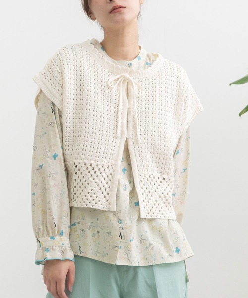 POU DOU DOU（プードゥドゥ）の「クロシェパターンベスト（ベスト・レディース・ダークグレー/アイボリー/ライトブルー・3）」の2枚目の写真