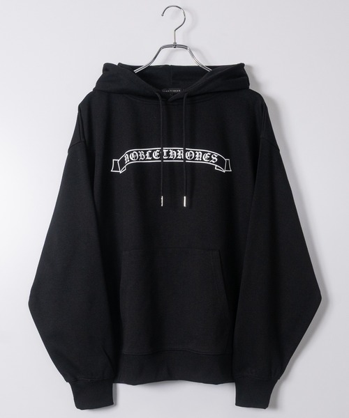 JOHN'S CLOSET(ジョンズクローゼット)の「【13】クロスデザイン オールドイングリッシュロゴ フーディ(パーカー・メンズ・ブラック/オフホワイト/ピンク/ブラック系2/ブラック系1/ホワイト系1・MEDIUM/LARGE)」の1枚目の写真