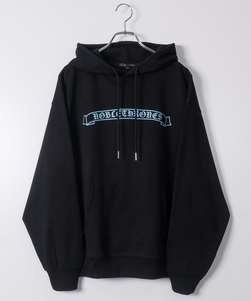 JOHN'S CLOSET(ジョンズクローゼット)の「【13】クロスデザイン オールドイングリッシュロゴ フーディ(パーカー・メンズ・ブラック/オフホワイト/ピンク/ブラック系2/ブラック系1/ホワイト系1・MEDIUM/LARGE)」の5枚目の写真