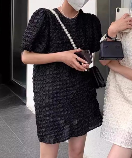 FREE STYLISTS(フリー スタイリスト)の「YUGA_YGMC エンボス加工 パフスリーブワンピース(ワンピース・レディース・オフホワイト/ブラック・FREE)」の1枚目の写真
